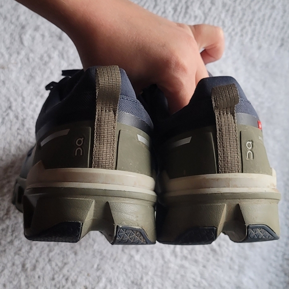 ON RUNNING Cloudwander Waterproof Hiking Shoes - Picture 3 of 5